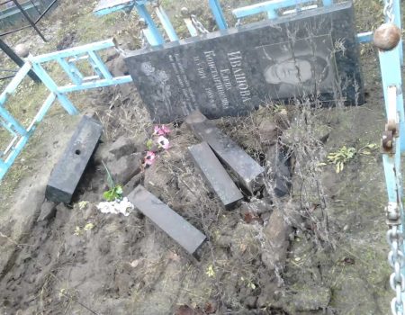 У Кропивницькому на Лелеківському кладовищі вандали пошкодили щонайменше 11 могил. ФОТО