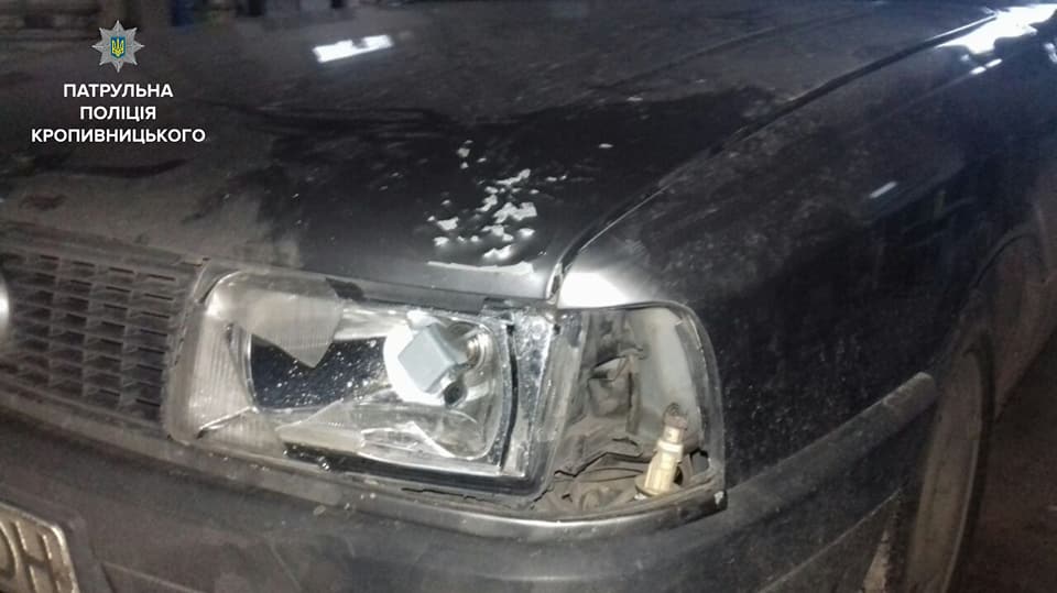 За уламками автомобіля патрульні Кропивницького знайшли водія, який збив дівчину й утік. ФОТО