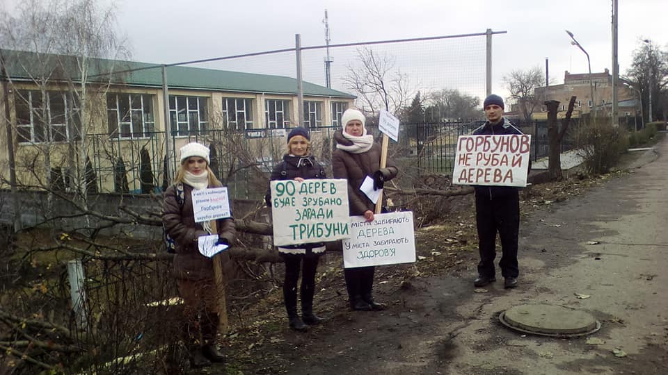 У центрі Кропивницького триває «дровозаготівля», активісти вийшли на інформаційний пікет. ФОТО