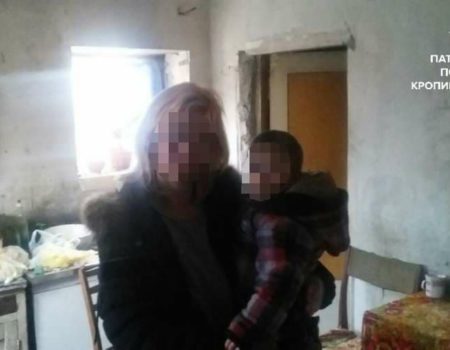 У Кропивницькому матір залишила дворічного хлопчика просто на вулиці. ФОТО