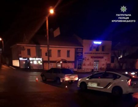 У Кропивницькому нетвереза жінка намагалася втекти від патрульних, залишивши авто на перехресті. ФОТО