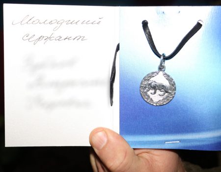 Спецпризначенців Кропивницького нагородили срібними медальйонами від волонтерів. ФОТО