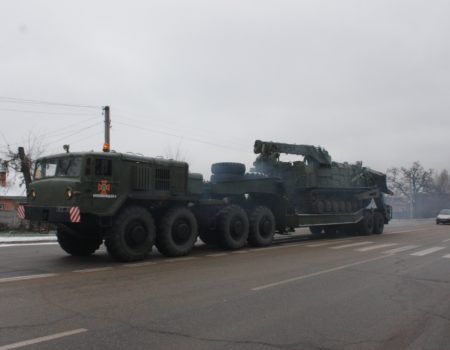 Як важка спецтехніка з Кіровоградщини рятувала вантажівки на Київщині. ВІДЕО