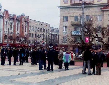 Мітинг пенсіонерів-силовиків у Кропивницькому: комсомолець та бойові бабусі збираються перекрити залізницю