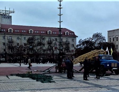 На центральній площі Кропивницького почали встановлювати новорічну ялинку. ФОТО