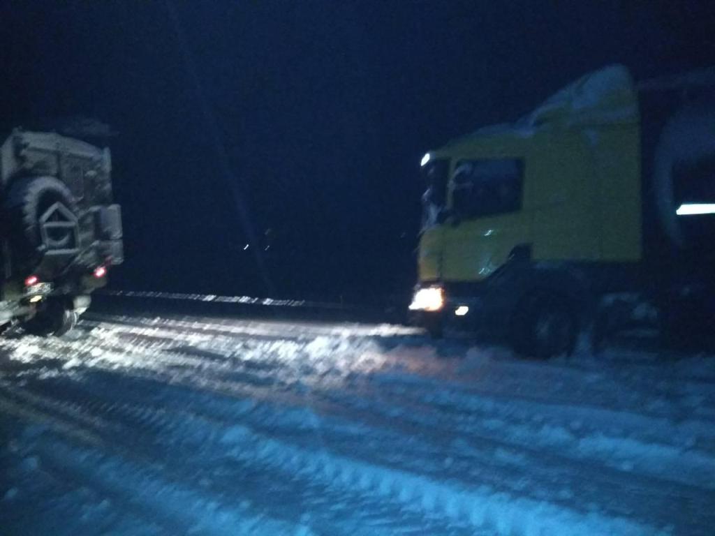 На Кіровоградщині зі складних ділянок дороги рятувальники витягнули 17 автомобілів. ФОТО
