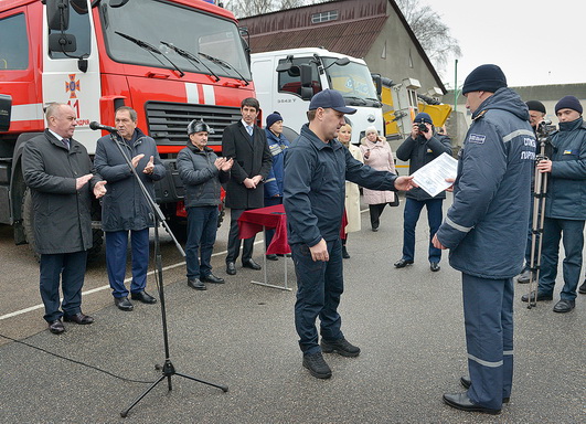 Як рятувальникам Кіровоградщини вручали нові пожежні машини та бойовий одяг. ФОТО, ВІДЕО