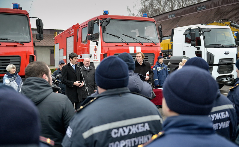 Як рятувальникам Кіровоградщини вручали нові пожежні машини та бойовий одяг. ФОТО, ВІДЕО