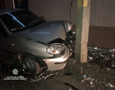 У Кропивницькому п’яний водій врізався в стовп. ФОТО