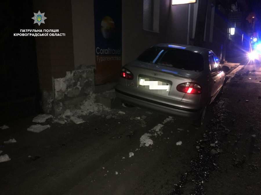 У Кропивницькому п&#8217;яний водій врізався в стовп. ФОТО