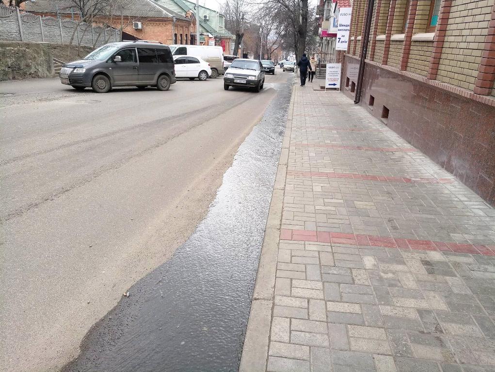 У Кропивницькому через порив вздовж вулиці Пашутіна утворилася «річка». ФОТО, ВІДЕО