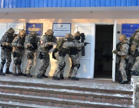 З’явилось епічне відео навчальної спецоперації поліції в Кропивницькому зі звільнення заручника