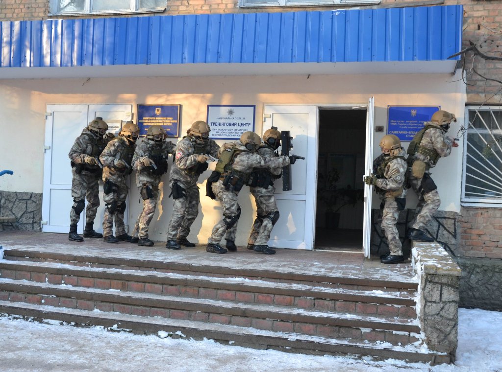 У Кропивницькому поліцейські провели навчання зі звільнення заручника. ФОТОРЕПОРТАЖ