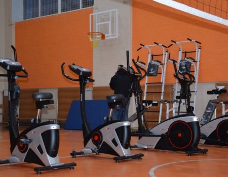 Школи Кропивницького отримали нове спортивне обладнання, тренажери й орбітреки. ФОТО