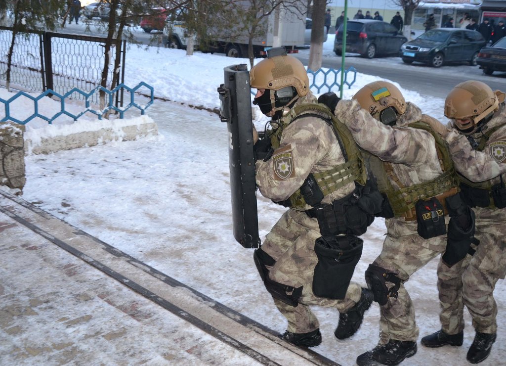 У Кропивницькому поліцейські провели навчання зі звільнення заручника. ФОТОРЕПОРТАЖ