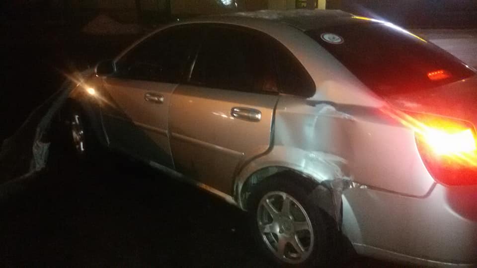 Нічна ДТП у Кропивницькому: водій не впорався з керуванням і протаранив 2 магазина. ФОТО