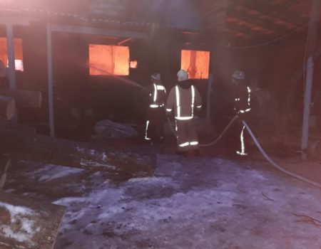 На Кіровоградщині під час гасіння пожежі двоє рятувальників постраждали через обвал стіни підпільного цеху. ФОТО