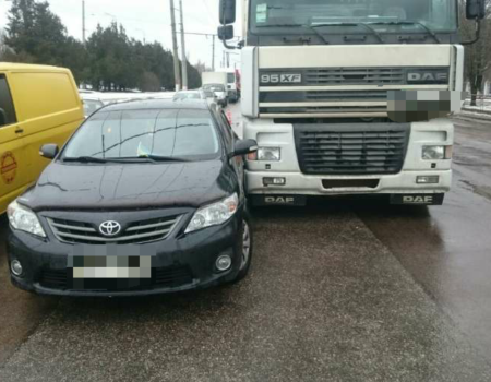 У Кропивницькому чергова ДТП: Toyota Camry невдало обігнала вантажівку