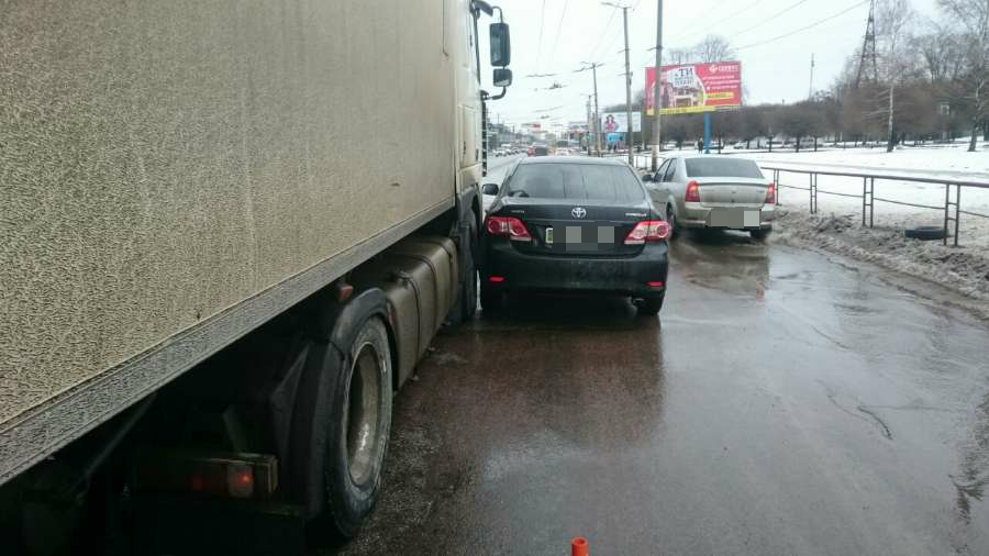 У Кропивницькому чергова ДТП: Toyota Camry невдало обігнала вантажівку
