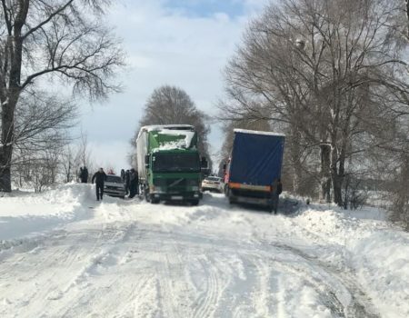 У західних районах Кіровоградщини через снігопади утворилися затори на дорогах із кількох десятків авто. ФОТО