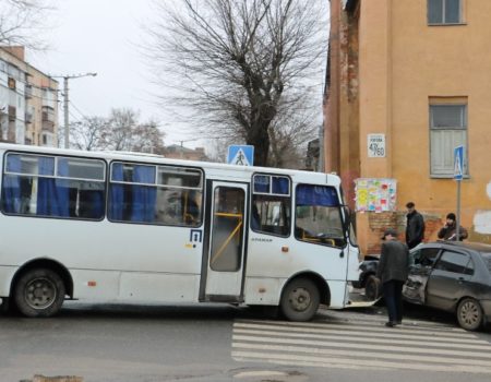 У Кропивницькому легковик зіткнувся з автобусом. ФОТО
