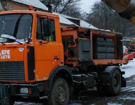 На дорогах Кіровоградщини очікується ожеледиця, у Кропивницькому почали посипати вулиці