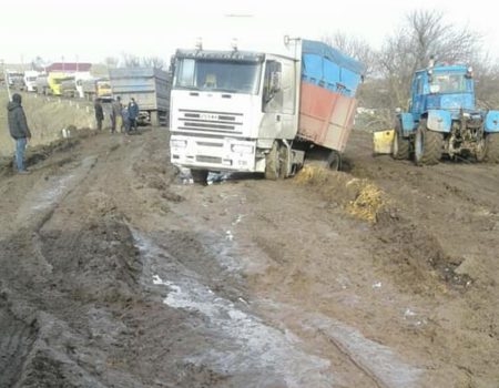 На розбитій трасі “Кропивницький-Миколаїв” утворився затор із вантажівок. ФОТО