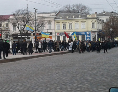 У Кропивницькому марширували за майбутнє, слухали передвиборчі обіцянки Гаранта та збирали підписи за його відставку