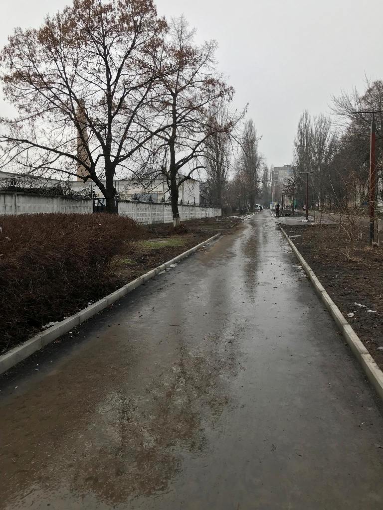 У Кропивницькому понівечили тротуар між вулицями Волкова і Пацаєва, що відремонтували за півтора мільйона. ФОТО