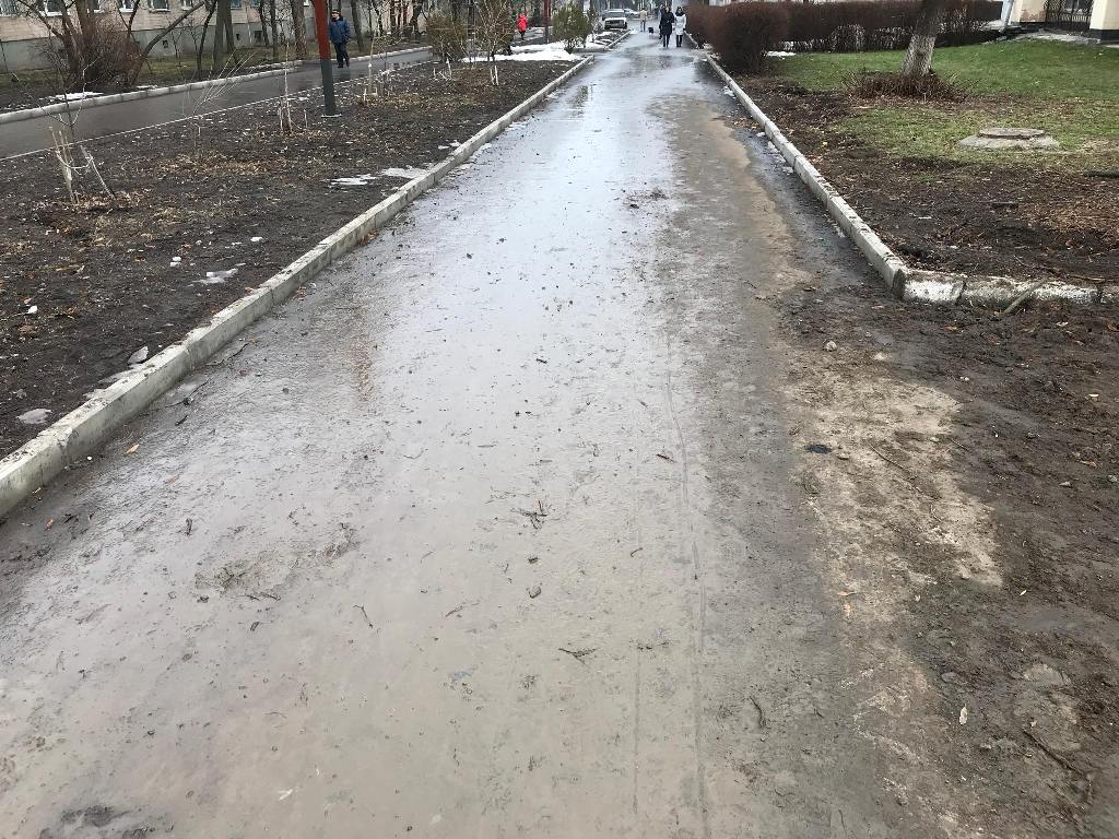 У Кропивницькому понівечили тротуар між вулицями Волкова і Пацаєва, що відремонтували за півтора мільйона. ФОТО