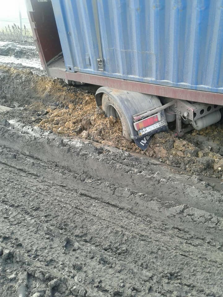 На розбитій трасі &#8220;Кропивницький-Миколаїв&#8221; утворився затор із вантажівок. ФОТО