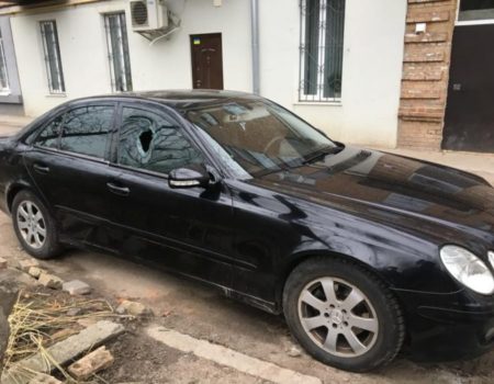 У Кропивницькому вибили скло Mercedes і викрали FM-модулятор. ФОТО