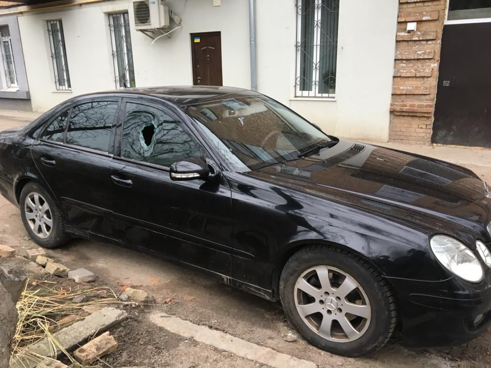 У Кропивницькому вибили скло Mercedes і викрали FM-модулятор. ФОТО