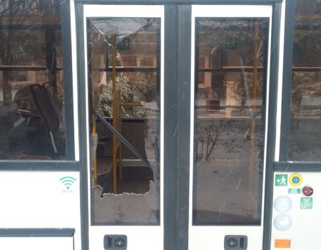 У Кропивницькому розбили скло в тролейбусі, який рухався по маршруту №9. ФОТО