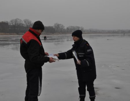 У Кропивницькому рятувальники намагалися напоумити відчайдухів, які у відлигу рибалять на кризі. ФОТО