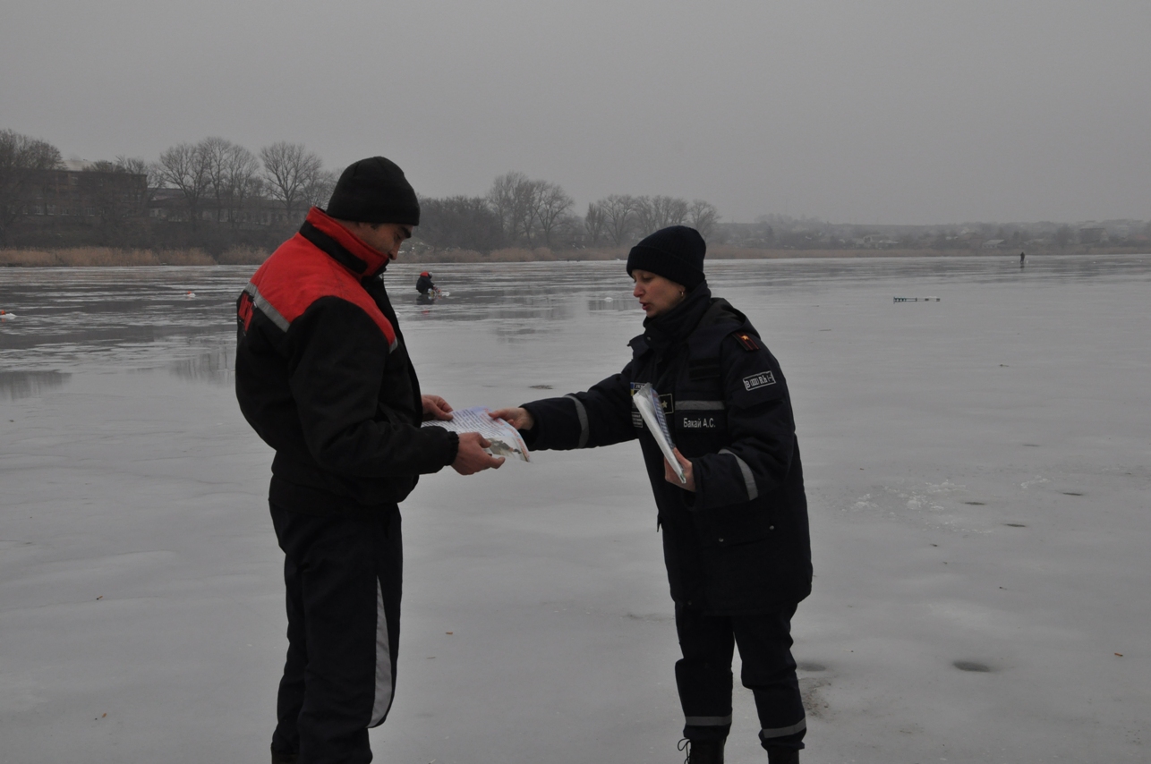 У Кропивницькому рятувальники намагалися напоумити відчайдухів, які у відлигу рибалять на кризі. ФОТО