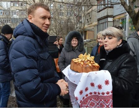 Майже народні гуляння: у Кропивницькому з короваєм та млинцями відкривали 2 ліфти. ФОТО