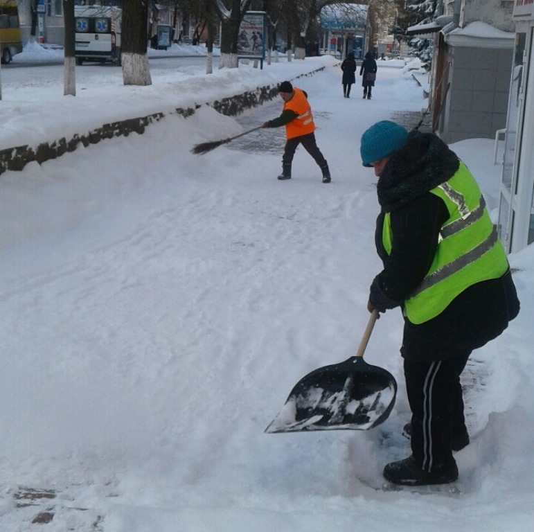 Де у Кропивницькому всю ніч і ранок розчищали дороги. ФОТО