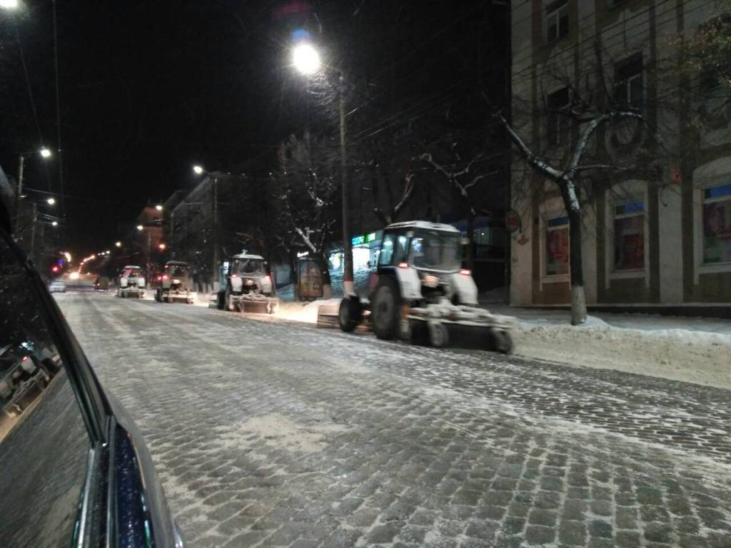 Де у Кропивницькому всю ніч і ранок розчищали дороги. ФОТО