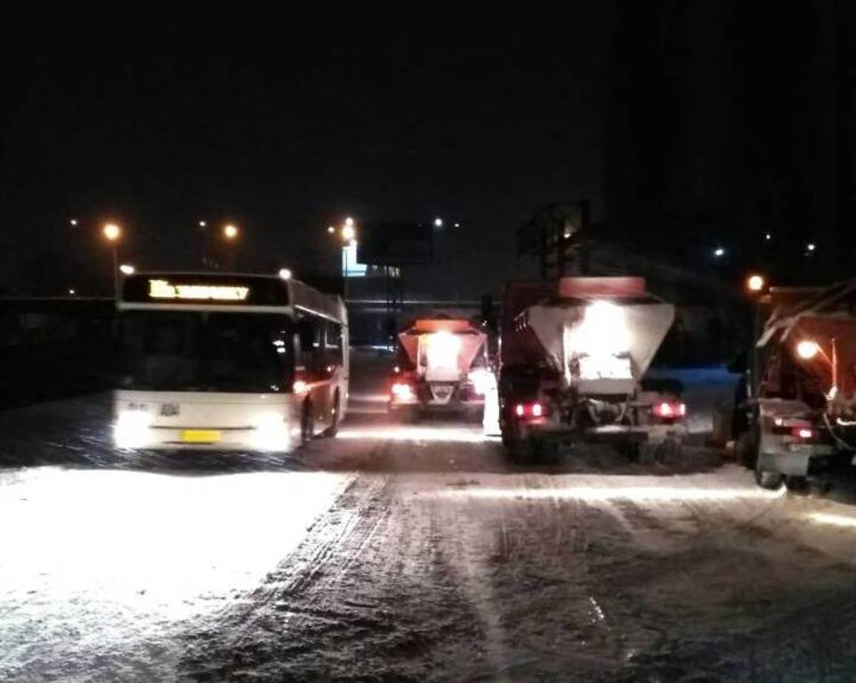 Де у Кропивницькому всю ніч і ранок розчищали дороги. ФОТО