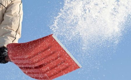 Лопата-challenge: у Кропивницькому закликають допомогти розчистити сніг