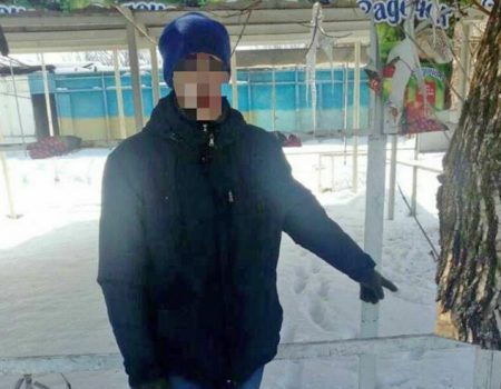 Патрульна поліція в Кропивницькому піймала чоловіка, який розбирав металеву огорожу