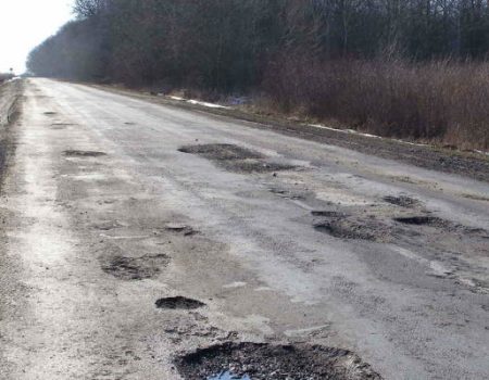 На Кіровоградщині з ямковістю доріг загального користування борються сколом і холодним асфальтобетоном