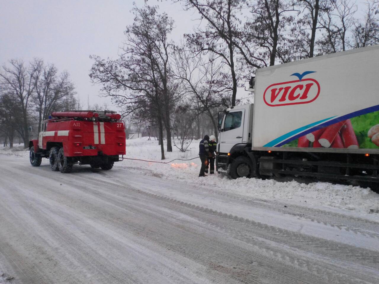 На Кіровоградщині в негоду рятувальники витягнули з заметів понад 100 автомобілів. ФОТО