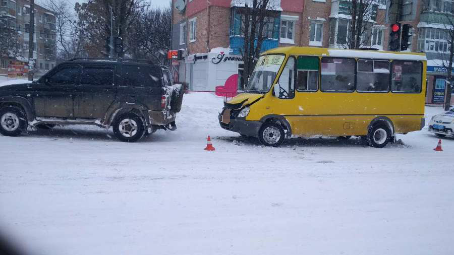 У Кропивницькому маршрутка врізалася в джип. ФОТО