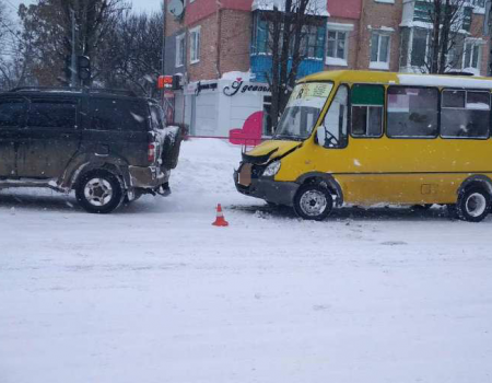 У Кропивницькому маршрутка врізалася в джип. ФОТО