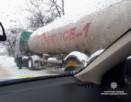 На Кіровоградщині патрульні затримали водія вантажівки, рівень алкоголю в крові якого в 14 разів перевищував норму. ФОТО