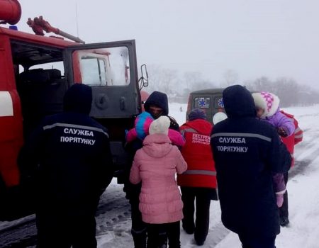 В Устинівському районі швидка не могла дістатися на виклик до мами з двома малюками. ФОТО