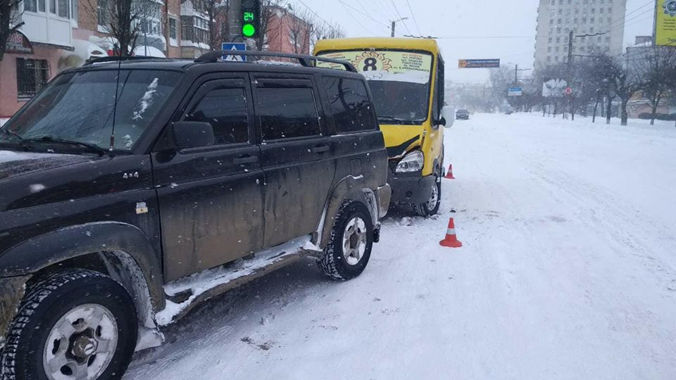 У Кропивницькому маршрутка врізалася в джип. ФОТО