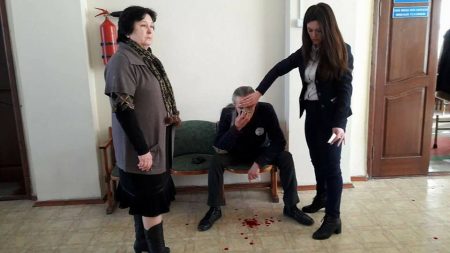 У Знам’янці в приміщенні міськради побили депутата, який виступав проти підвищення тарифу на проїзд. ФОТО